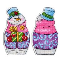 Набор для вышивания на пластиковой канве "Снеговик с подарками" (130х75 мм)